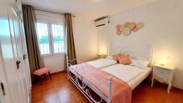 3 makuuhuonetta, tallelokero huoneessa, silitysrauta/-lauta