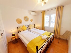 3 bedrooms, in-room safe, iron/ironing board, travel cot