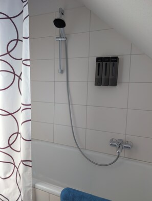 Combined shower/tub, hair dryer, towels, soap - Modern apartment in an attractive location (Groß Hehlen)