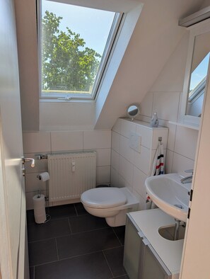 Combined shower/tub, hair dryer, towels, soap - Modern apartment in an attractive location (Groß Hehlen)