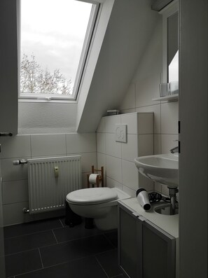 Ensemble douche/baignoire, sĂšche-cheveux, serviettes fournies, savon
