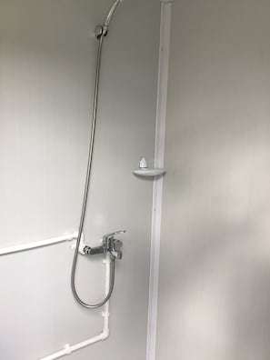 Douche, serviettes fournies, savon, shampoing