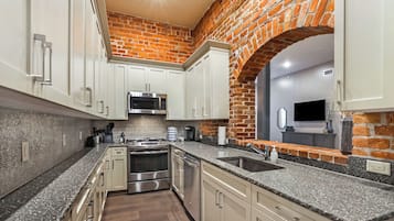 冰箱、微波炉、烤箱、炉灶