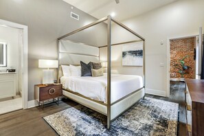 2 bedrooms, iron/ironing board, travel cot, WiFi - 🥂Spacious Warehouse District Condo with Balcony 🥂  | The French 75 (New Orleans)