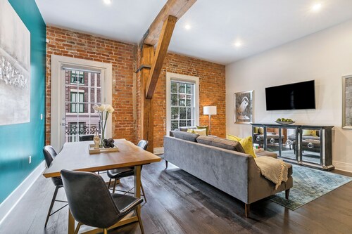 💚SOPHISTICATED SOUTHERN STYLE DOWNTOWN! LG Living Area + Spacious Private Balcony! | The Pelican