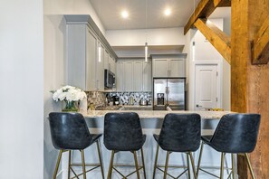 Fridge, microwave, oven, stovetop - šSOPHISTICATED SOUTHERN STYLE DOWNTOWN! LG Living Area + Spacious Private Balcony! | The Pelican (New Orleans)