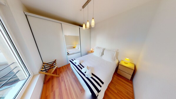 Iron/ironing board, travel crib, free WiFi, bed sheets - le 23 appartement 65m2   up to 6 (Strasbourg)