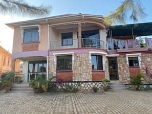 Exterior - Beautiful Mansion for your comfortable stay (Kampala)