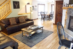 Fernseher, Kamin, DVD-Player, Bücher