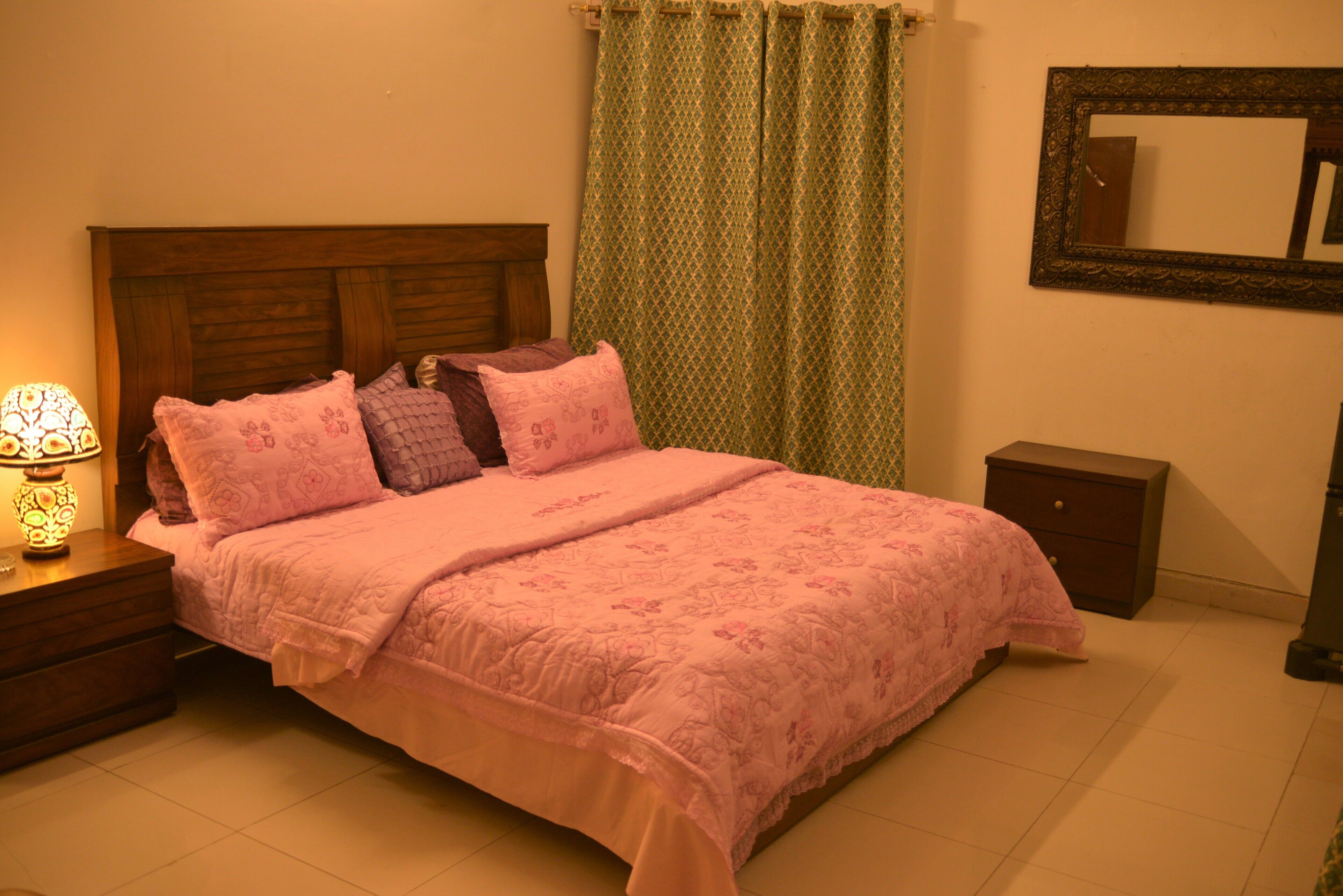 1 slaapkamer, een strijkplank/strijkijzer, gratis wifi, beddengoed