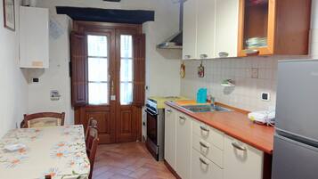 Appartamento familiare, 2 camere da letto (Mimosa) | Cucina privata | Frigorifero con congelatore, piano cottura, seggiolone