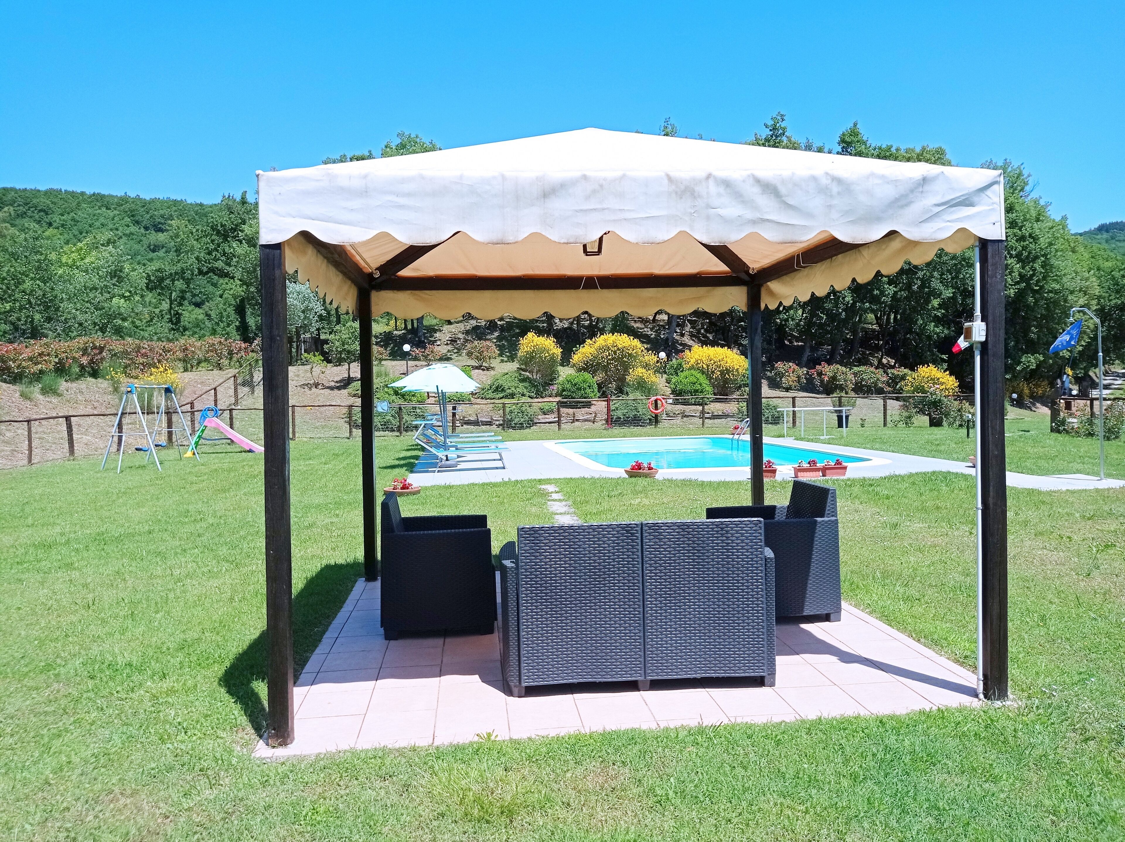 Sesongbasert utendørsbasseng, bassengparasoller og solsenger