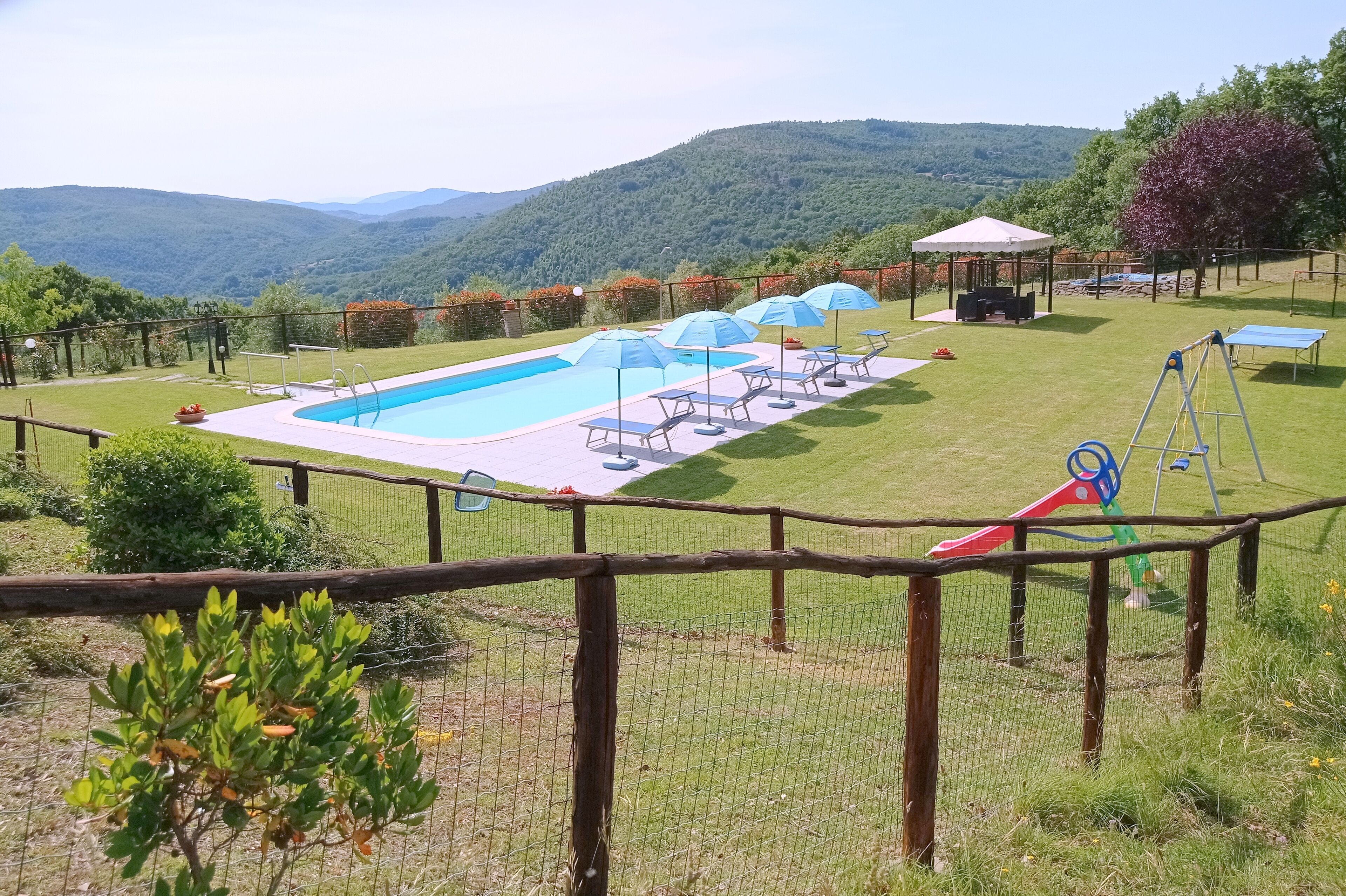 季节性开放的室外游泳池，池畔遮阳伞，日光浴躺椅