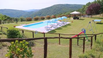 Piscina externa sazonal, guarda-sóis, espreguiçadeiras