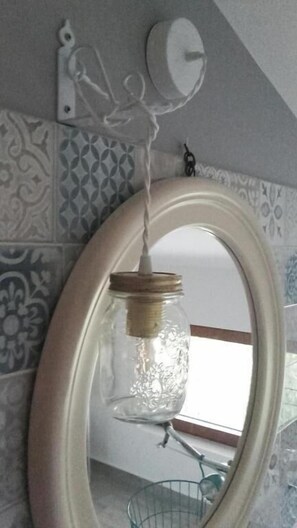 Shower, free toiletries, slippers, bidet