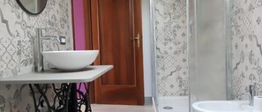 Deluxe-huone, kylpyhuone makuuhuoneen yhteydessä, näköala laaksoon | Kylpyhuone | Suihku, ilmaiset hygieniatuotteet, tohvelit, bidee