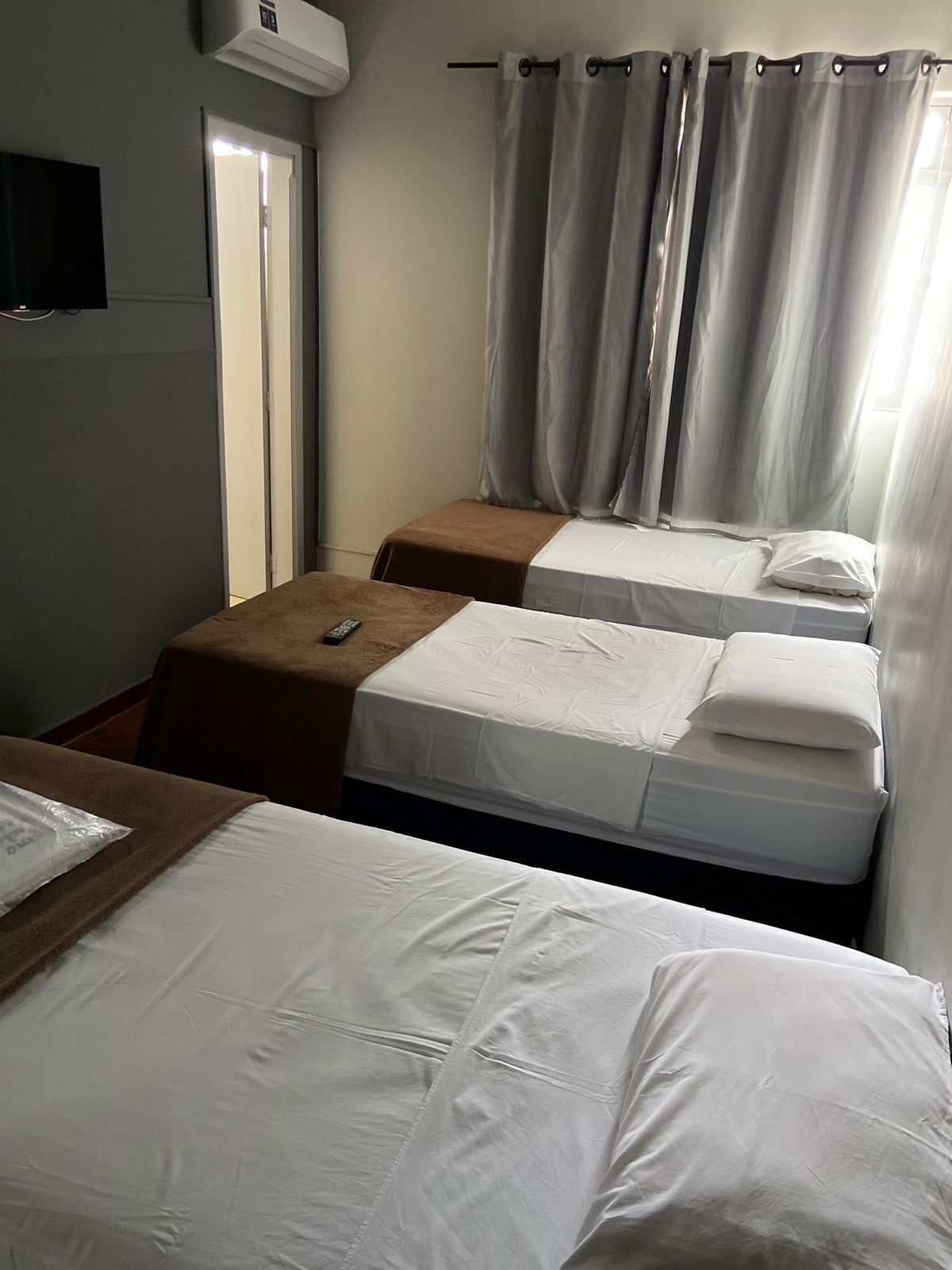 ห้องอีโคโนมีสวีท, เตียงเดี่ยว 3 เตียง | เครื่องนอนป้องกันสารก่อภูมิแพ้, โต๊ะทำงาน, พื้นที่ทำงานแบบใช้แล็ปท็อป