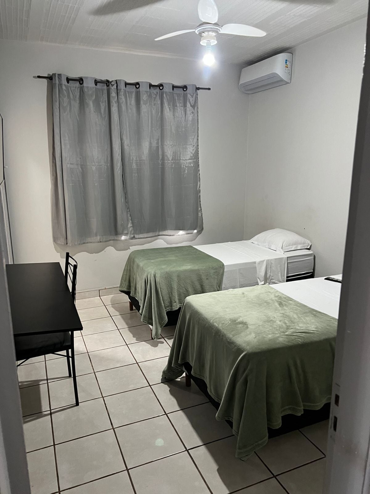 ห้องคอมฟอร์ทสวีท, เตียงเดี่ยว 2 เตียง | เครื่องนอนป้องกันสารก่อภูมิแพ้, โต๊ะทำงาน, พื้นที่ทำงานแบบใช้แล็ปท็อป