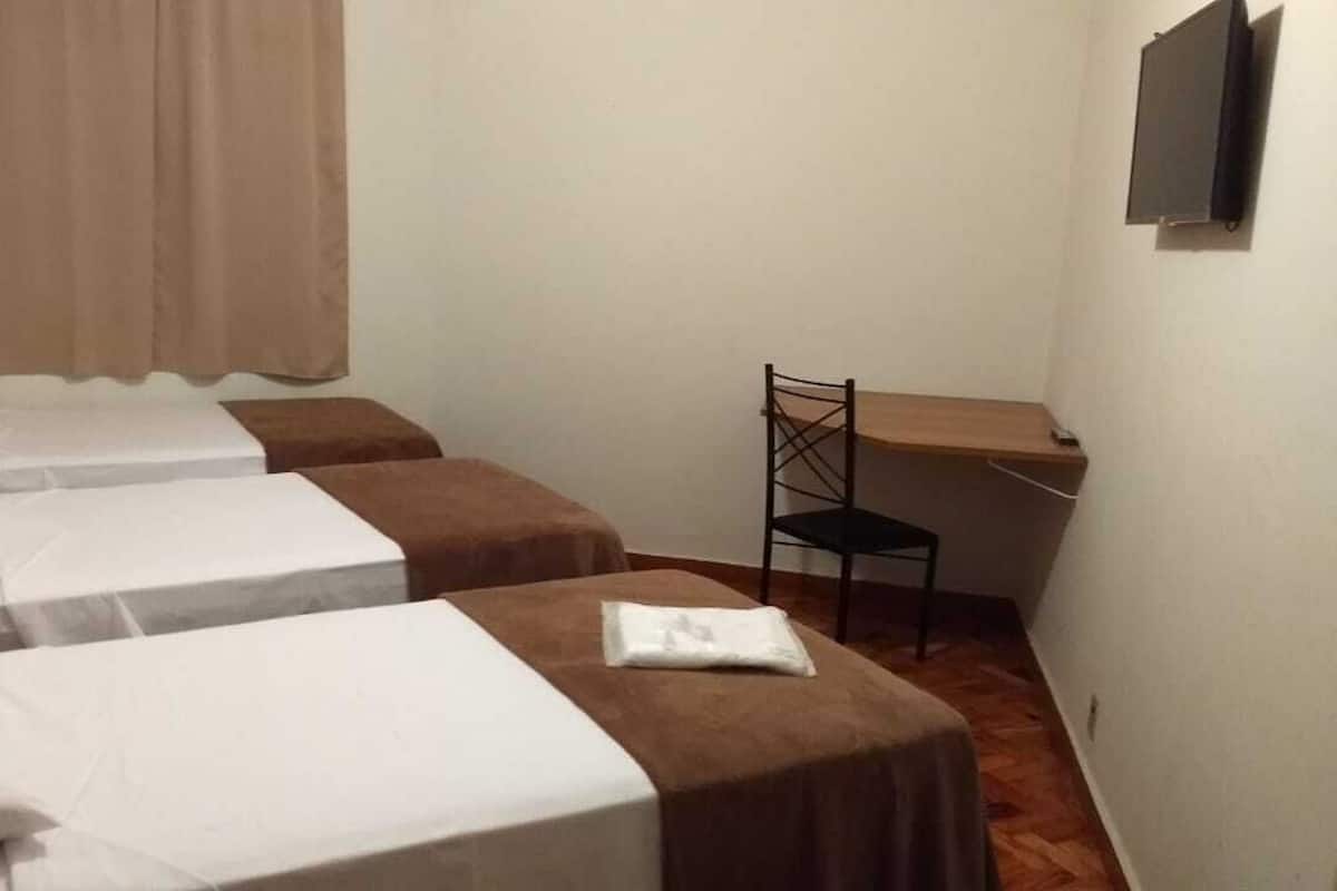 Economy-Suite, 3 Einzelbetten | 1 Schlafzimmer, Allergikerbettwaren, Schreibtisch