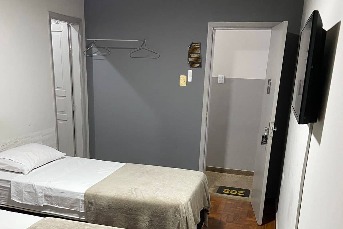 Tradisjonell suite, 2 enkeltsenger | Allergitestet sengetøy, skrivebord og skrivebord for bærbar PC