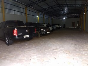 Ilmainen pysäköintipaikka, ilmainen valet-pysäköinti