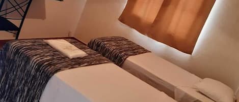 Suite Confort, 2 lits une place | Literie hypoallergénique, bureau