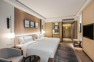 Deluxe Twin Room | In-room safe, desk, soundproofing, iron/ironing board
