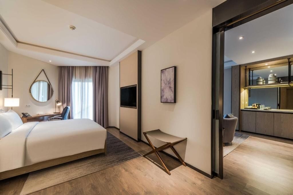 普通開放式套房 | 客房內保險箱、書桌、隔音、熨斗/熨衣板