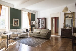TV, books - Sophisticated apt near Duomo (Milano)