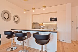 Kjøleskap, mikrobølgeovn, ovn og kokeplater