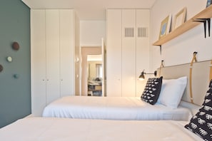 3 chambres, coffres-forts dans les chambres, fer et planche à repasser