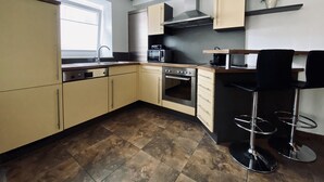 Apartamento | Cocina privada | Cafetera o tetera, frigorífico, microondas y horno
