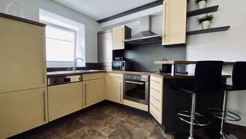Apartment | Eigene Küche | Kühlschrank, Mikrowelle, Ofen, Herdplatte