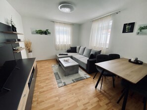 Apartment | Wohnbereich | Flachbildfernseher