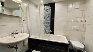 Apartment | Badezimmer | Dusche, HandtĂŒcher, Seife, Shampoo