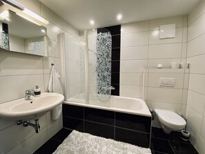 Appartement | Salle de bain | Douche, serviettes fournies, savon, shampooing