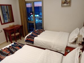 Habitación triple Confort | Cortinas blackout, wifi gratis y ropa de cama 