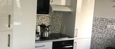 Kühlschrank, Mikrowelle, Ofen, Herdplatte