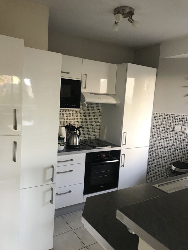 Refrigerador, microondas, horno y parrilla de estufa 