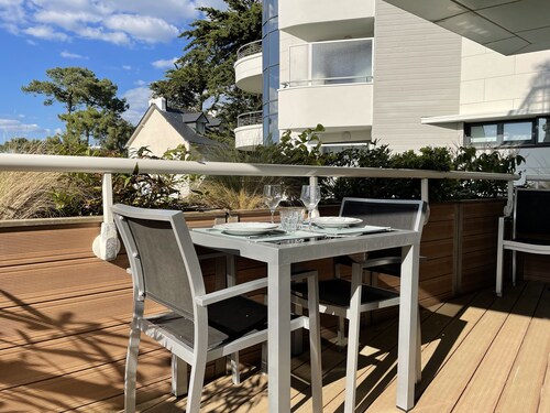 Chaleureux 2 pièces terrasse idéalement situé et au calme - belle vue dégagée.