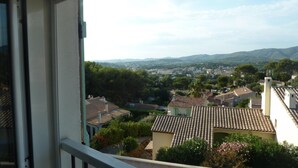 A residential area with terracotta-tiled roofs, surrounded by greenery and hills in the background. - Villa large pool, beach, Sanary harbor on foot (Six-Fours-les-Plages)