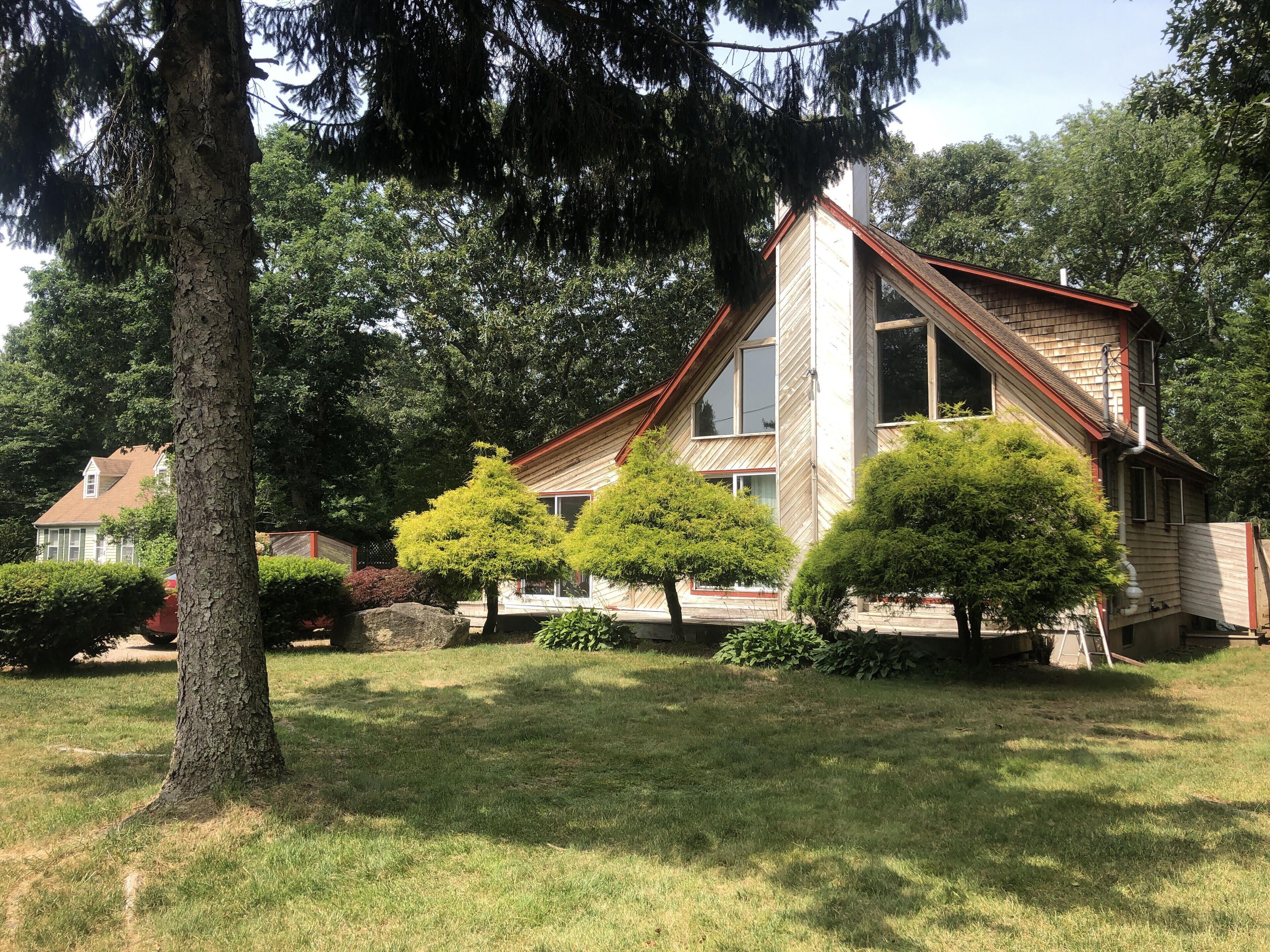 Summer Relaxing on expansive decks, large yard, minutes from the beach!