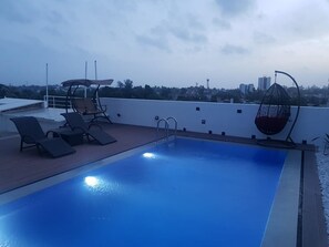 Alberca techada y alberca al aire libre