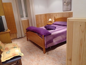 6 habitaciones, tabla de planchar con plancha, wifi y ropa de cama 