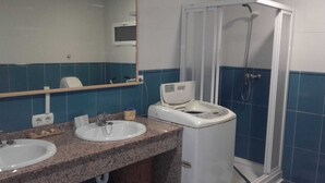 A bathroom with two sinks, a mirror, a shower enclosure, and a toilet. - Villa Paraiso for Large Families (Alcanar)