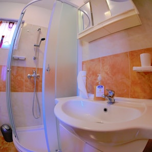 Douche, serviettes fournies