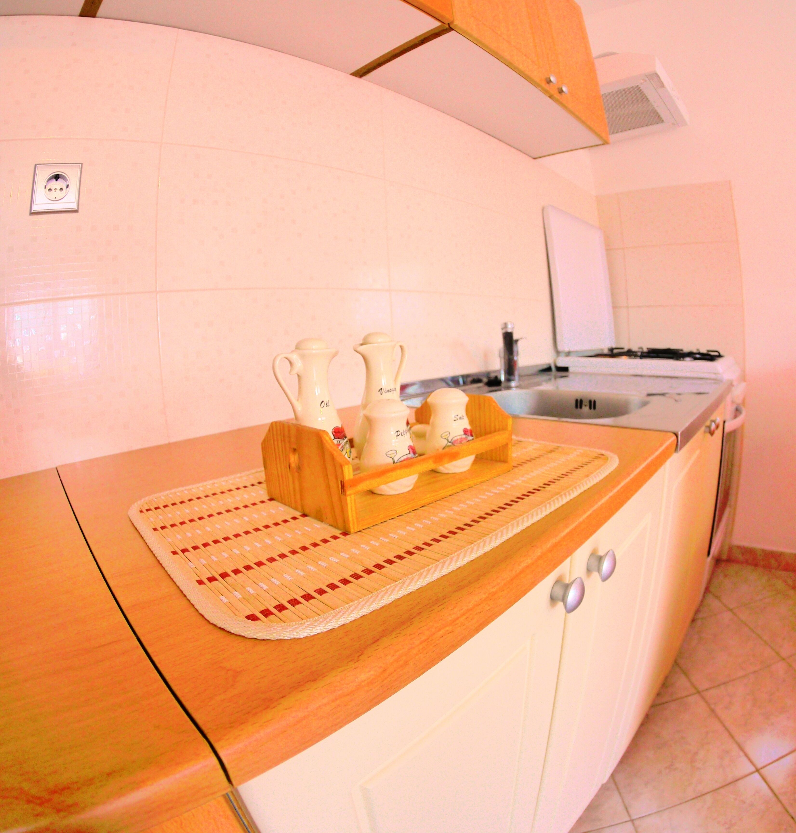 Fridge, oven, stovetop, electric kettle