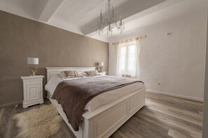 5 chambres, fer et planche à repasser, Wi-Fi, draps fournis