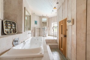 Bañera, secador de pelo, toallas, jabón