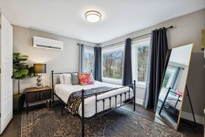 4 habitaciones, escritorio y tabla de planchar con plancha